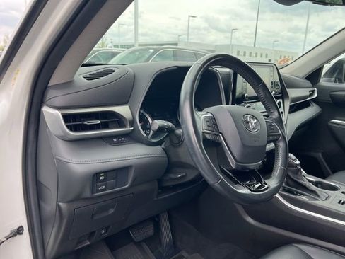 Used 2021 Toyota Highlander XLE image 9