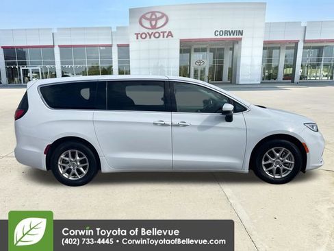 Used 2023 Chrysler Pacifica Touring-L FWD image 6