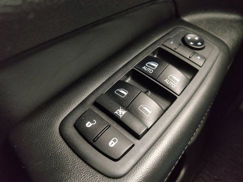 Used 2018 Jeep Grand Cherokee Laredo AWD/4WD image 27