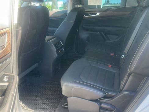 Used 2025 Volkswagen Atlas SEL AWD/4WD image 8