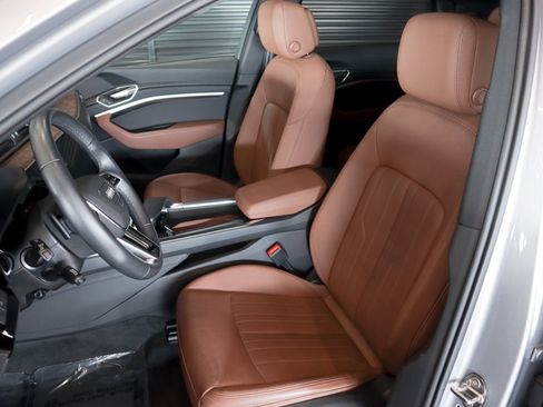 Used 2022 Audi e-tron Premium image 4