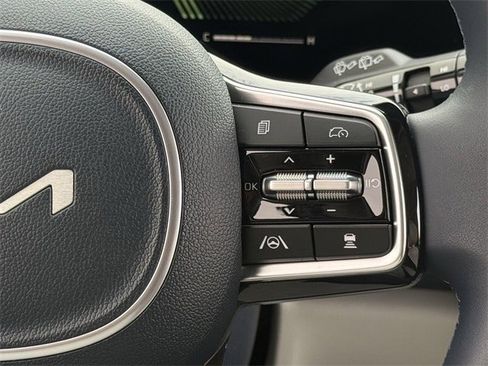 Used 2025 Kia Carnival EX image 15