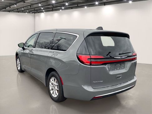 Used 2025 Chrysler Pacifica Select FWD image 5