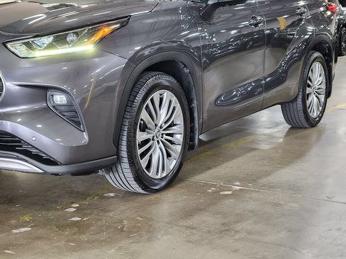 Used 2022 Toyota Highlander Platinum AWD/4WD image 17