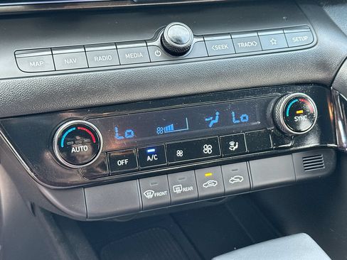 Used 2025 Hyundai Elantra SEL FWD image 19