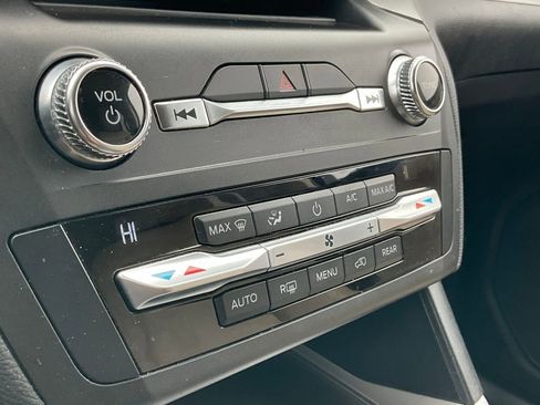 Used 2020 Ford Explorer XLT w/ Equipment Group 202A image 5