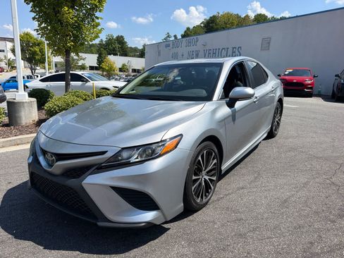 Used 2019 Toyota Camry SE w/ Audio Package FWD image 2