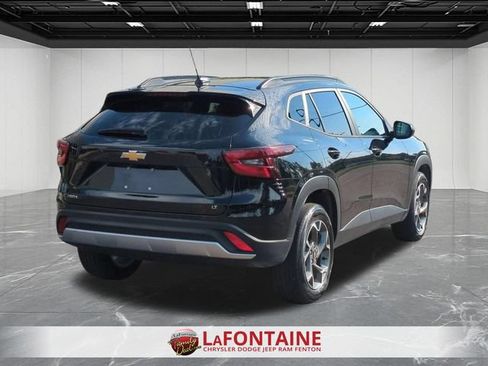 Used 2024 Chevrolet Trax LT w/ Sunroof Package FWD image 5