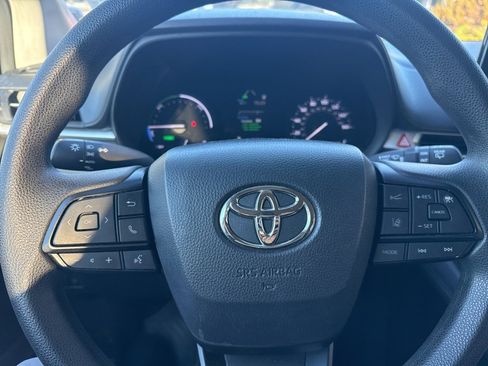 Used 2024 Toyota Sienna LE image 9