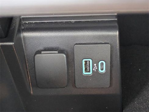 Used 2023 Ford Explorer XLT image 27