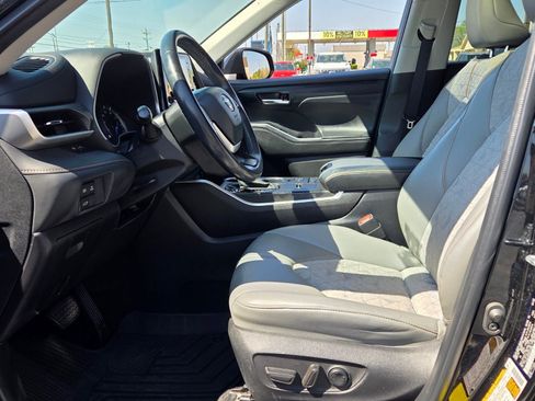 Used 2022 Toyota Highlander Bronze Edition image 5