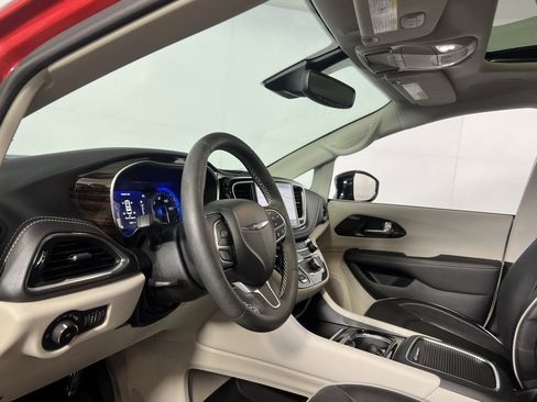 Certified 2024 Chrysler Pacifica Limited image 21