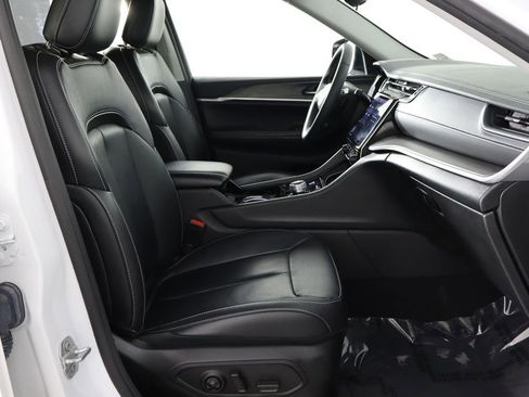 Used 2023 Jeep Grand Cherokee Limited w/ Black Appearance Package image 18