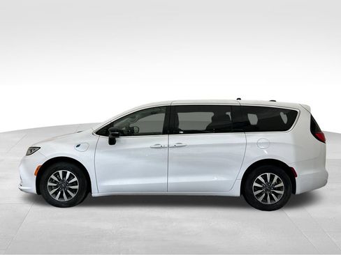 Used 2024 Chrysler Pacifica Limited FWD image 2