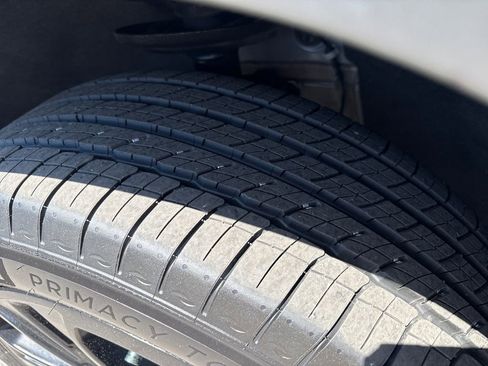 Certified 2022 GMC Acadia SLE w/ Driver Convenience Package image 45