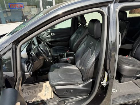 Used 2019 Chrysler Pacifica Touring-L Plus FWD image 7
