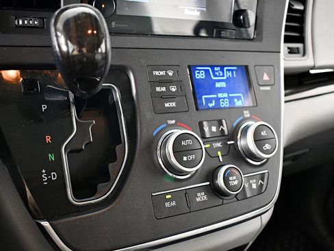 Used 2015 Toyota Sienna XLE image 28