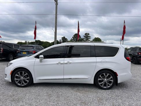 Used 2020 Chrysler Pacifica Limited FWD image 21