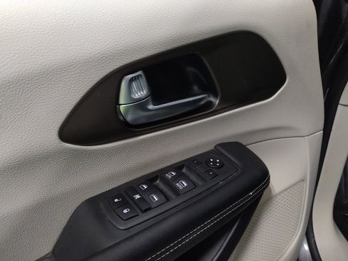 Used 2022 Chrysler Voyager LX image 27