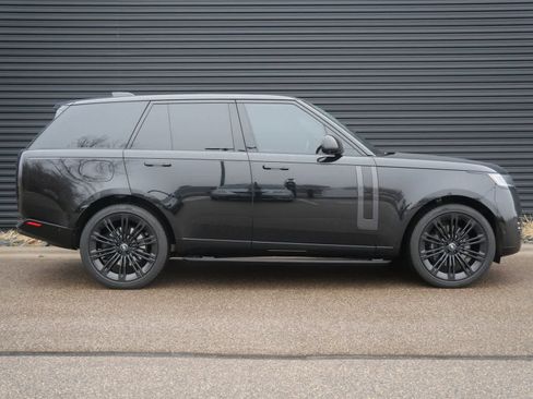 Used 2025 Land Rover Range Rover SE image 25