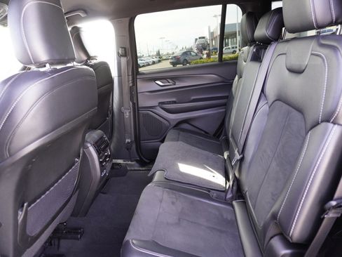 Used 2025 Jeep Grand Cherokee L Laredo image 14