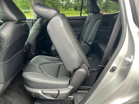 Used 2023 Toyota Highlander XLE AWD/4WD image 6