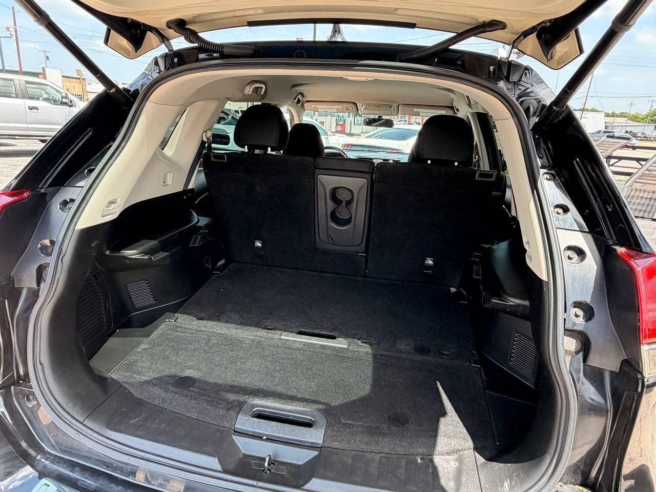 Used 2018 Nissan Rogue SV w/ Premium Package FWD image 29