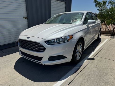 Used 2016 Ford Fusion SE FWD image 2
