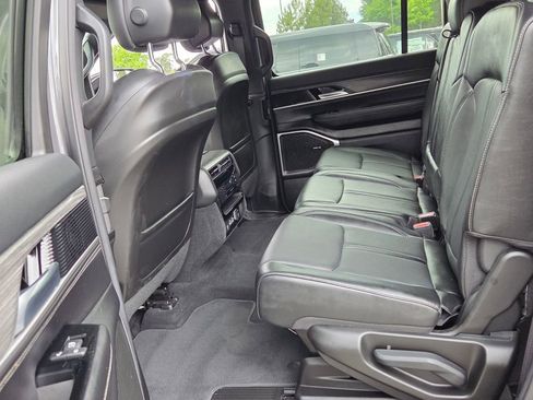 Used 2023 Jeep Wagoneer Series III w/ Preferred Equipment Group AWD/4WD image 7