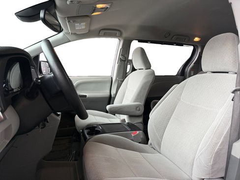 Used 2019 Toyota Sienna LE image 9