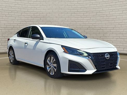 Used 2024 Nissan Altima 2.5 S FWD image 3