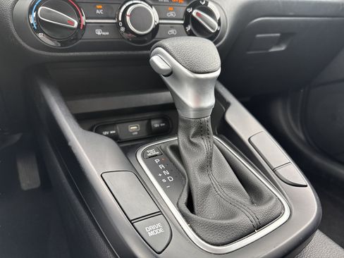 Used 2025 Kia Soul LX w/ LX Technology Package FWD image 15