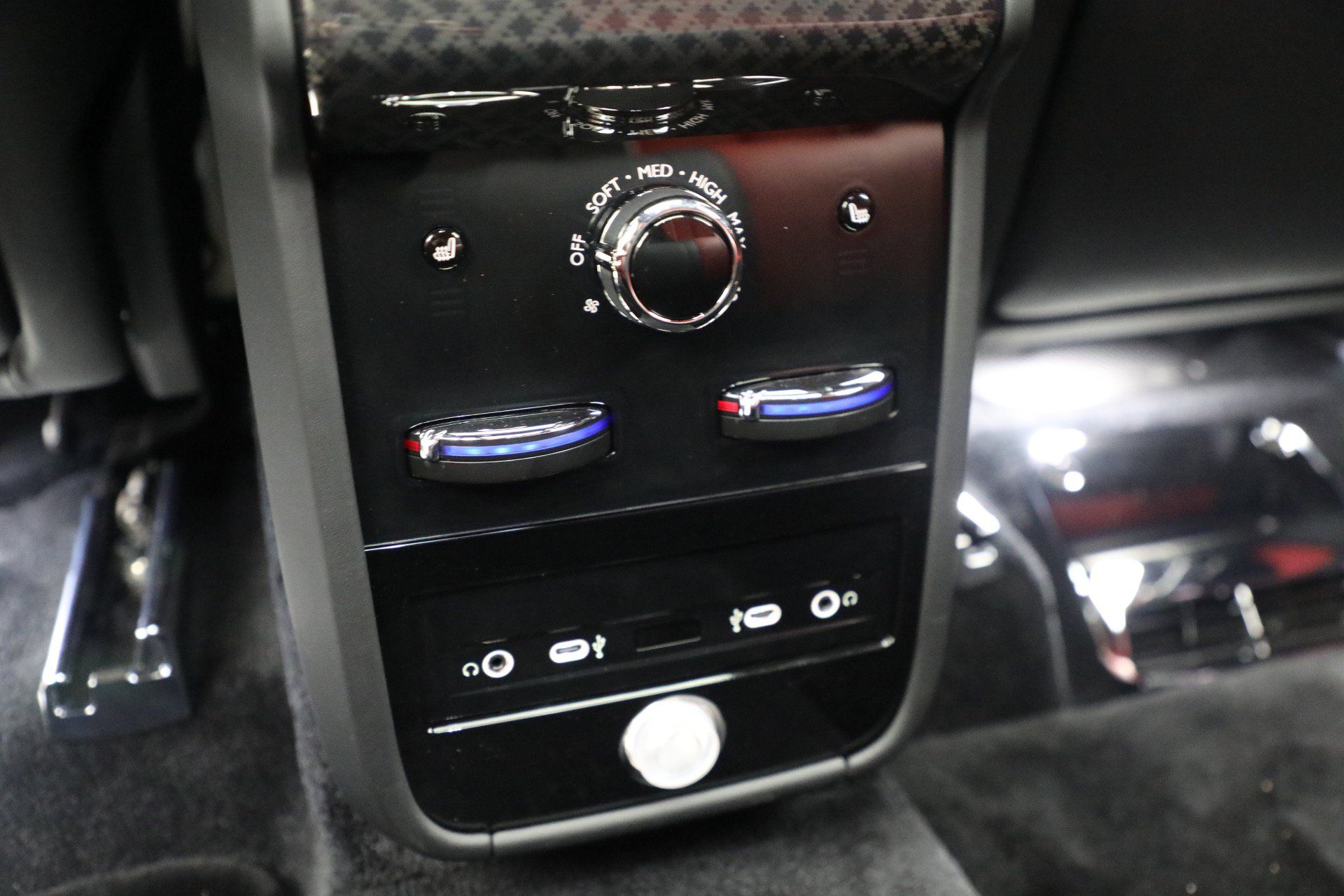 Certified 2025 Rolls-Royce Cullinan Black Badge AWD/4WD image 33