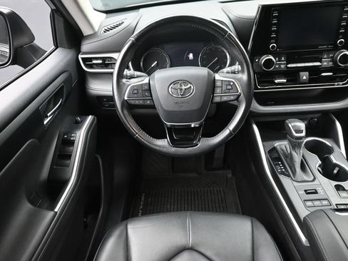 Used 2020 Toyota Highlander XLE AWD/4WD image 16