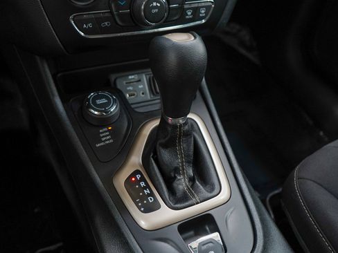 Used 2015 Jeep Cherokee Latitude w/ Cold Weather Group AWD/4WD image 22
