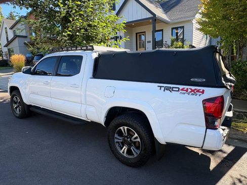 Used 2019 Toyota Tacoma TRD Sport w/ TRD Premium Sport Package AWD/4WD image 3