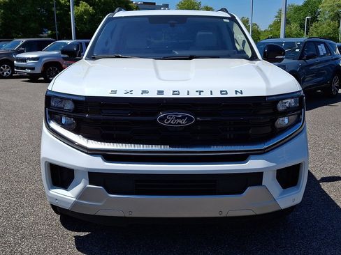 Certified 2025 Ford Expedition Platinum w/ Platinum Ultimate Package AWD/4WD image 3