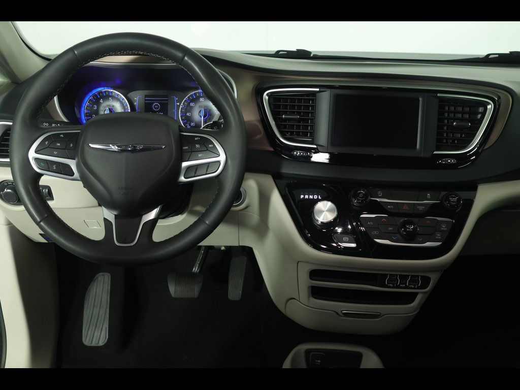 Used 2023 Chrysler Voyager LX FWD image 15