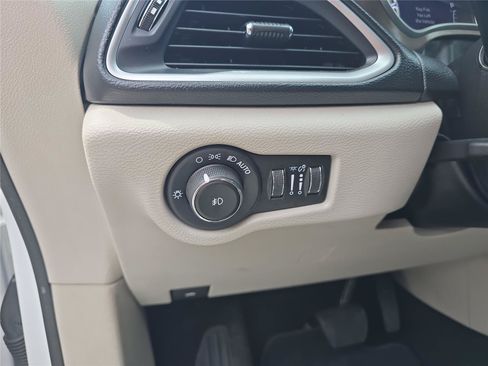 Used 2018 Chrysler Pacifica Touring-L w/ Advanced Safetytec Group FWD image 24