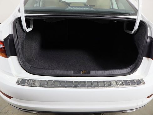 Used 2019 Volkswagen Jetta SE w/ Cold Weather Package image 18