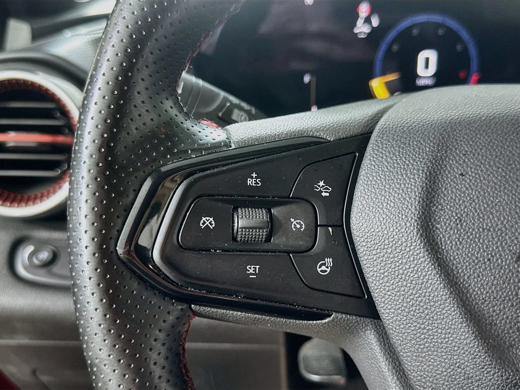 Used 2025 Chevrolet Trax RS w/ Sunroof Package FWD image 24
