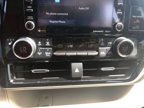 Used 2020 Toyota Highlander XLE FWD image 26