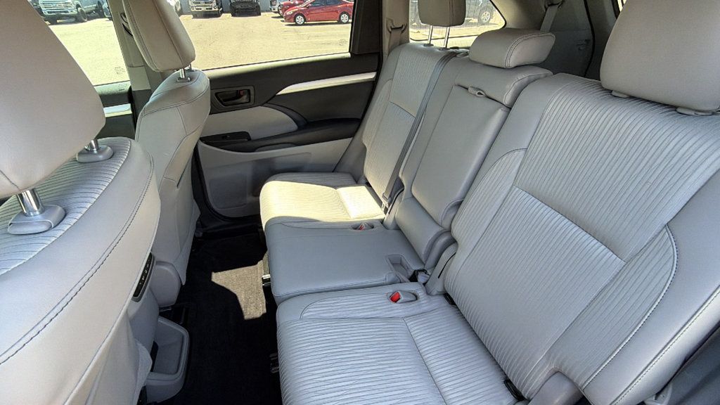 Used 2018 Toyota Highlander Plus FWD image 26
