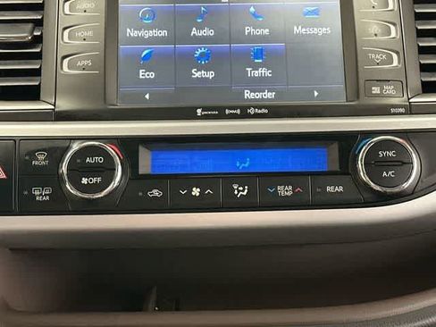 Used 2019 Toyota Highlander XLE w/ Carpet Mat Package (TMS) AWD/4WD image 16