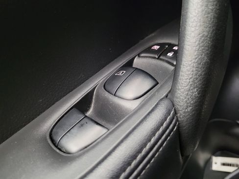 Used 2018 Nissan Rogue SV FWD image 27