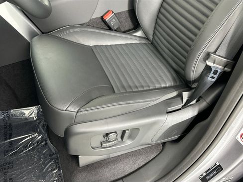 Used 2025 Land Rover Discovery S image 17