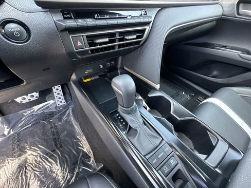 Used 2025 Toyota Camry SE image 30