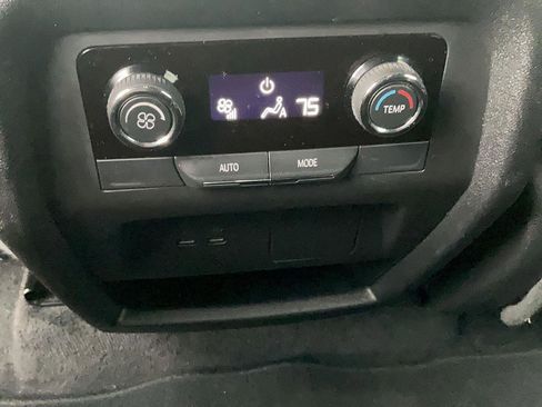 Used 2025 Chevrolet Traverse LT image 15