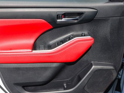 Certified 2024 Toyota Highlander XSE image 21