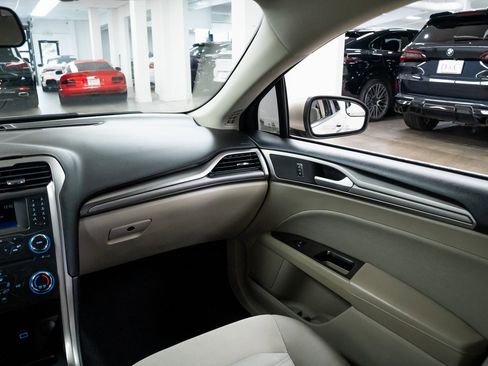 Used 2017 Ford Fusion SE image 11